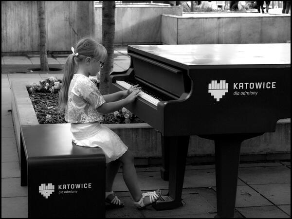 piano girl