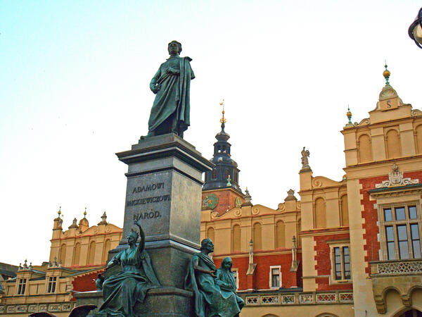 statue